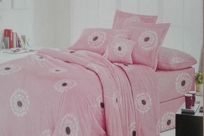  posteljina za francuski ležaj (čaršav, navlaka za jorgan, dve jastučnice) - roze dezen sa maslačkom